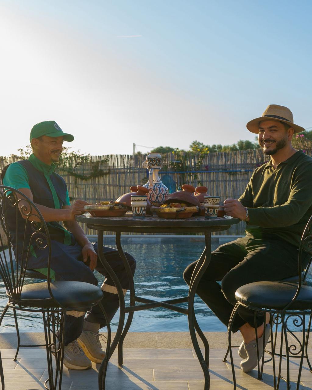Jamal avec son jardinier et gardien